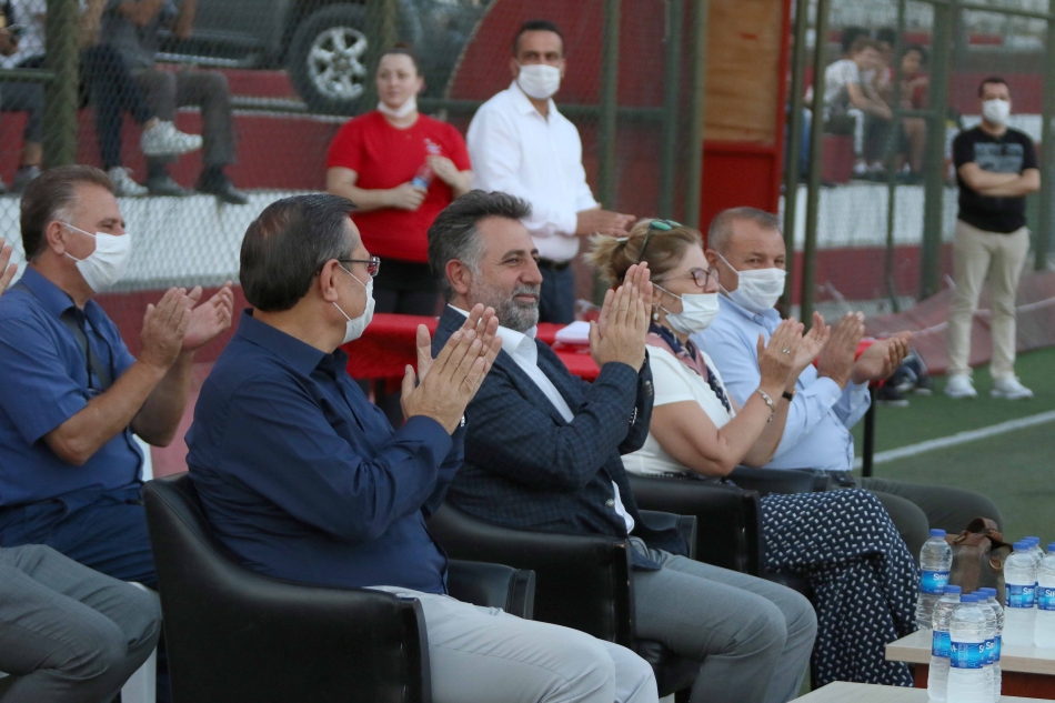 Bayraklı'da spor kurslarına katılan çocuklar sertifika aldı