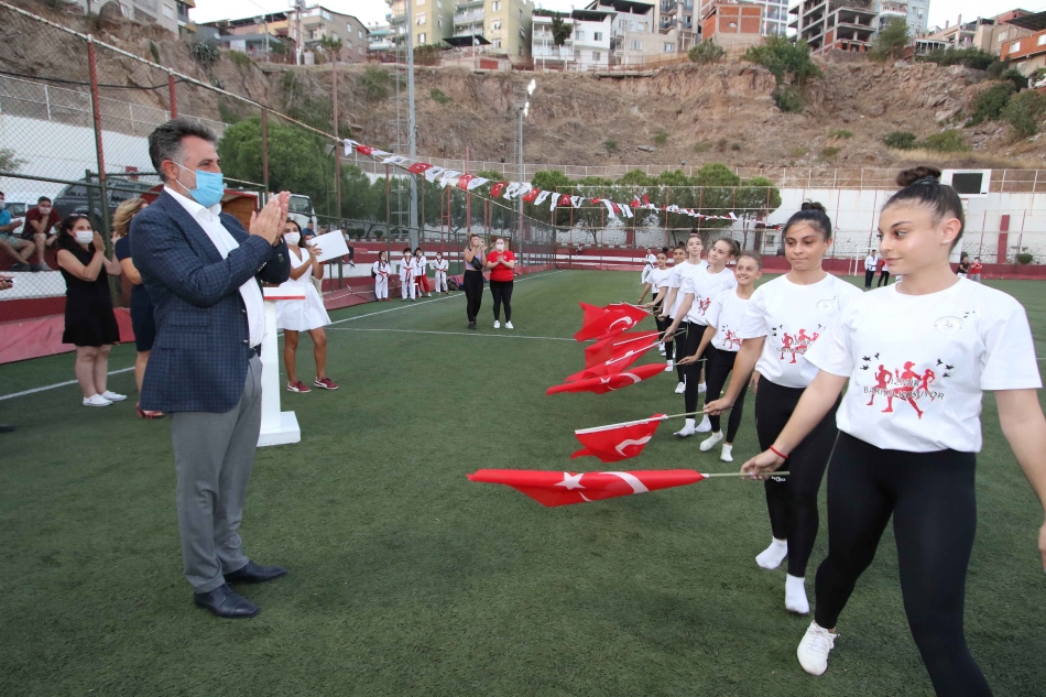 Bayraklı'da spor kurslarına katılan çocuklar sertifika aldı
