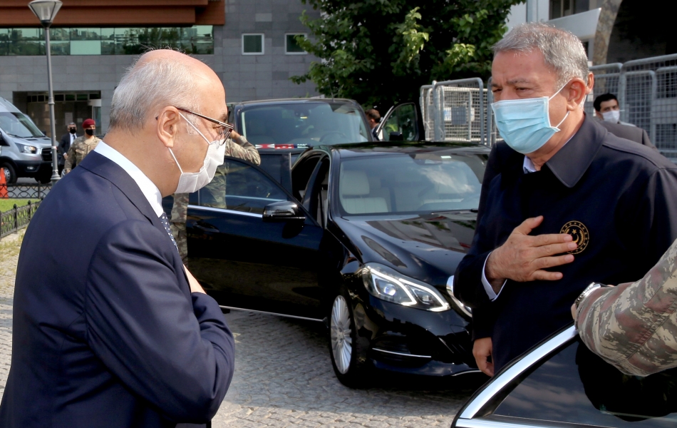 Bakan Akar'dan parktaki çocuklara asker selamı