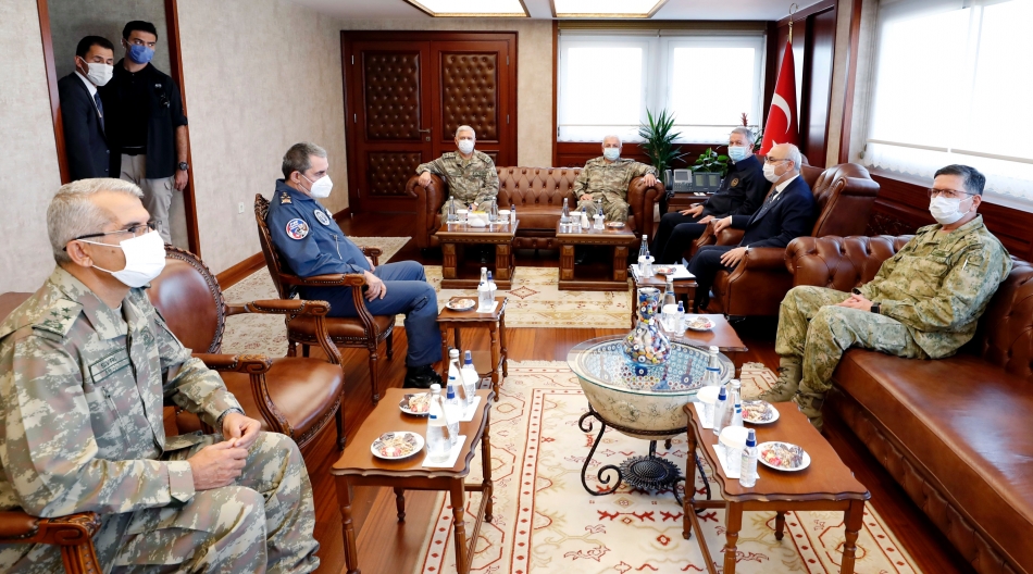 Bakan Akar'dan parktaki çocuklara asker selamı