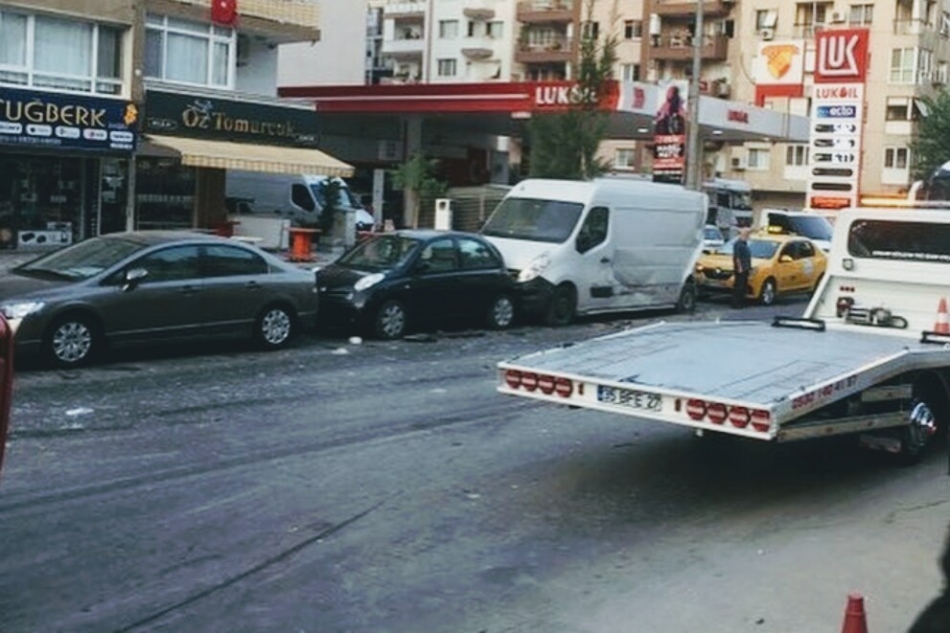İzmir'de feci kaza: Duran araca çarptı