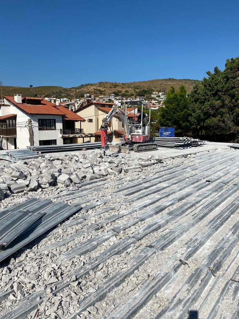 Urla'da mühür kırıp kaçak ek bina yaptılar