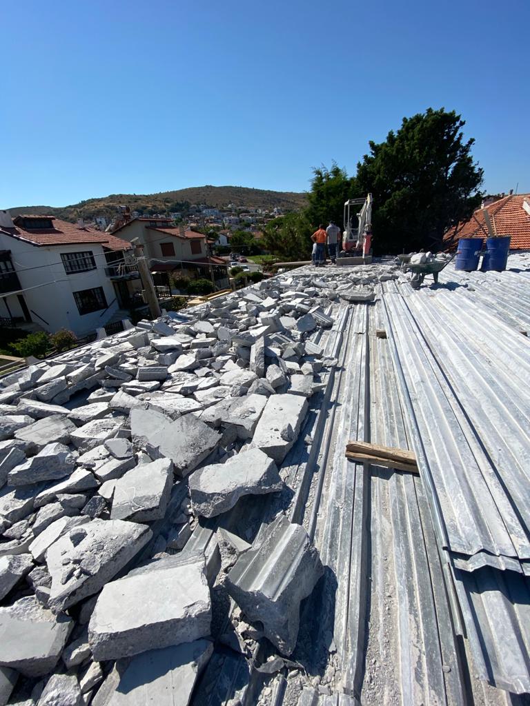 Urla'da mühür kırıp kaçak ek bina yaptılar