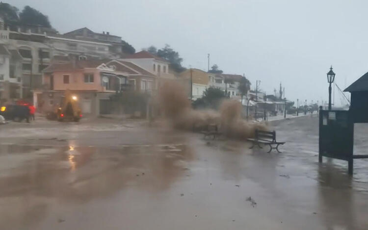 Ve kasırga vurdu, ilerliyor