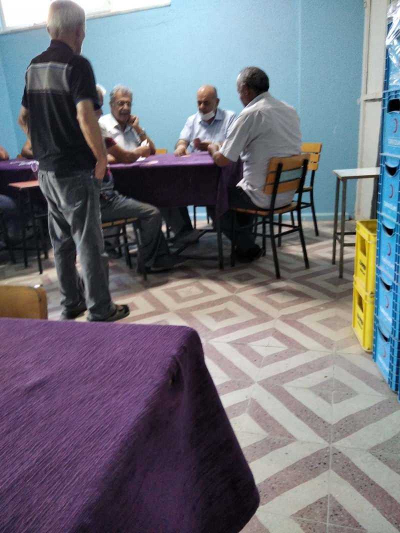 Yasak ama başkan kağıt oynarken görüntülendi