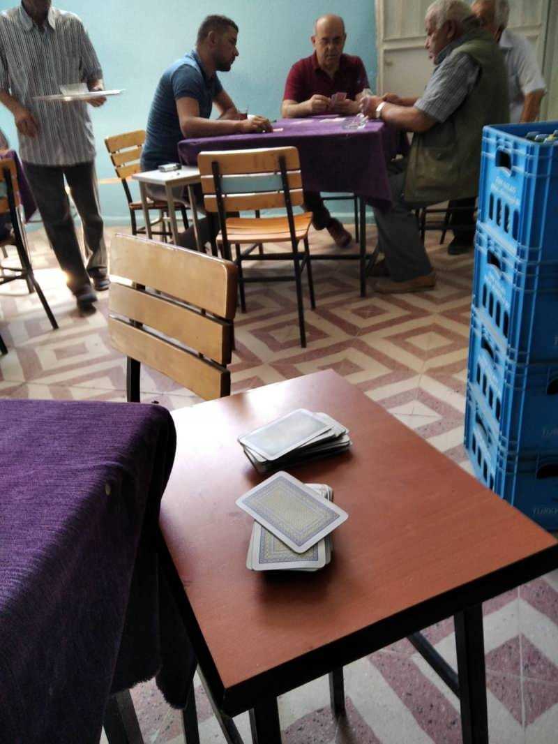 Yasak ama başkan kağıt oynarken görüntülendi
