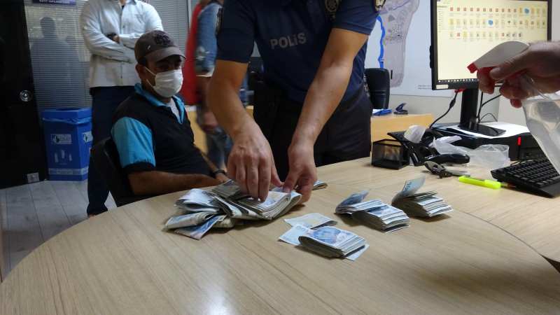 Paraları polise götürüp...