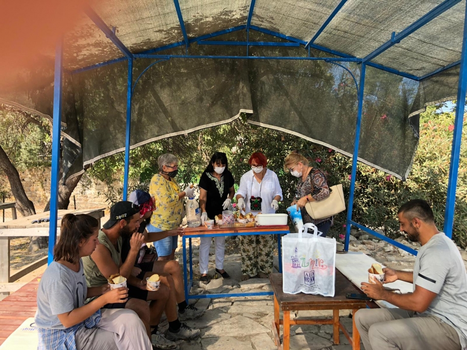 Alkışlar Urlalı kadınlara