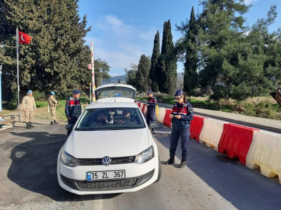 Aranan kişiler jandarmaya takıldı