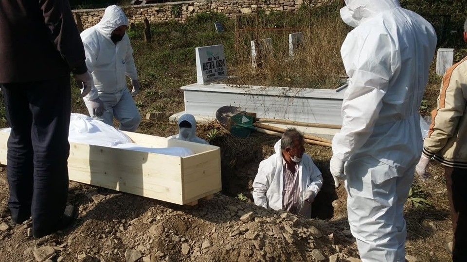 4 kişi namazını kıldı, tabutu yakıldı