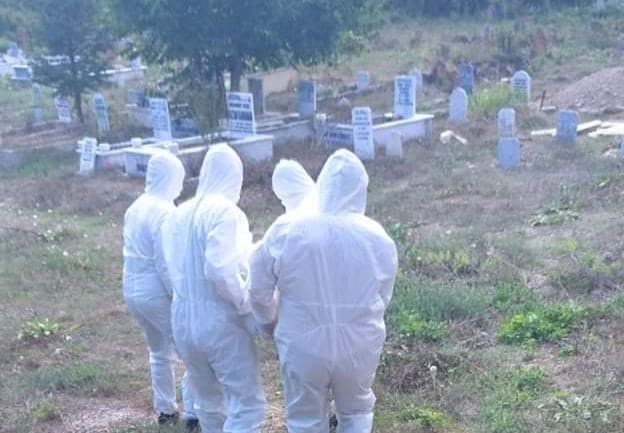4 kişi namazını kıldı, tabutu yakıldı