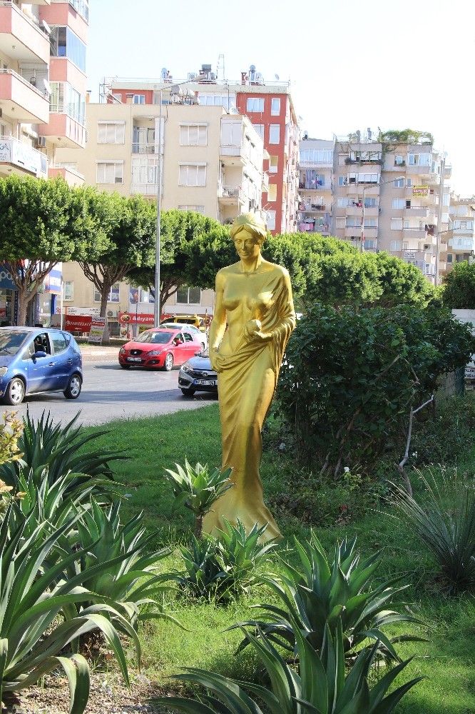 Altın Portakal'ın, 'Venüs' heykelleri ilgi çekiyor