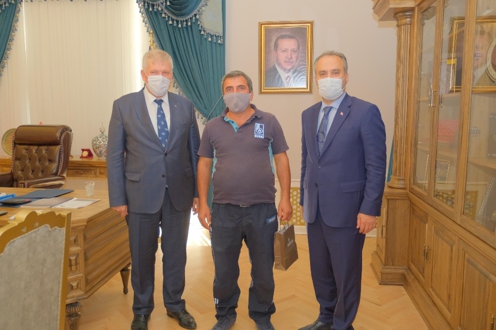 Altınları klozetten çıkaran BUSKİ personeline ödül