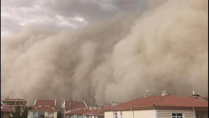 Ankara'yı kum fırtınası vurdu