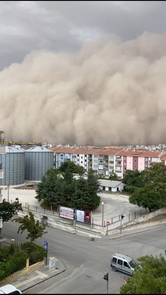 Ankara'yı kum fırtınası vurdu
