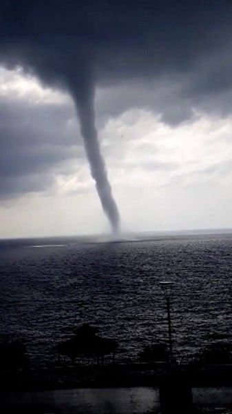 Antalya'da sahile 200 metre mesafede dev hortum