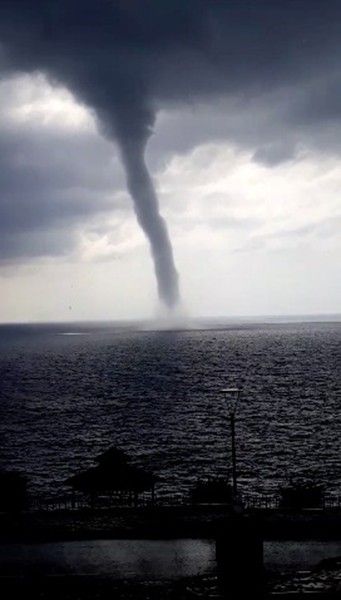 Antalya'da sahile 200 metre mesafede dev hortum