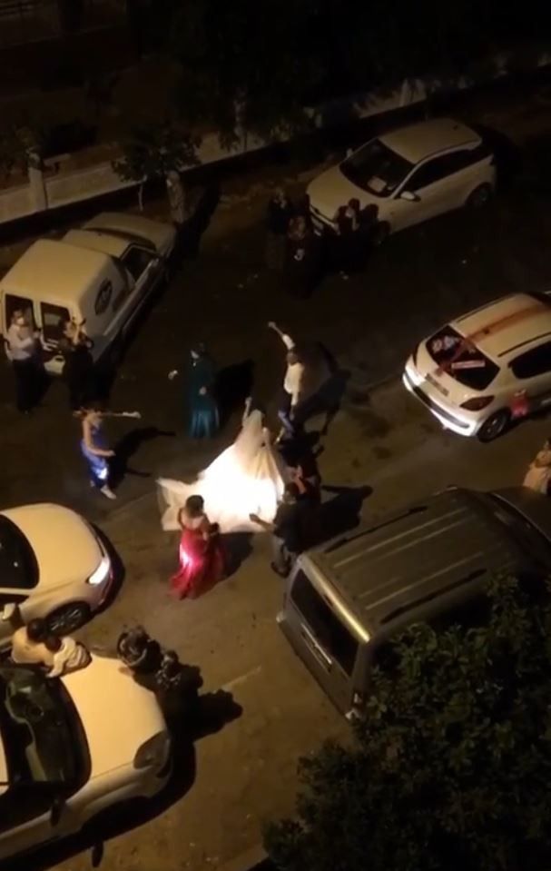 Antalya'da sıradışı iki gelin
