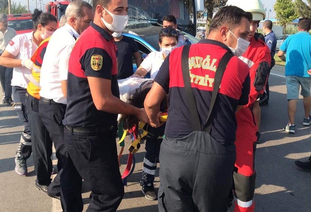 Araçta sıkışan kadını itfaiye kurtardı