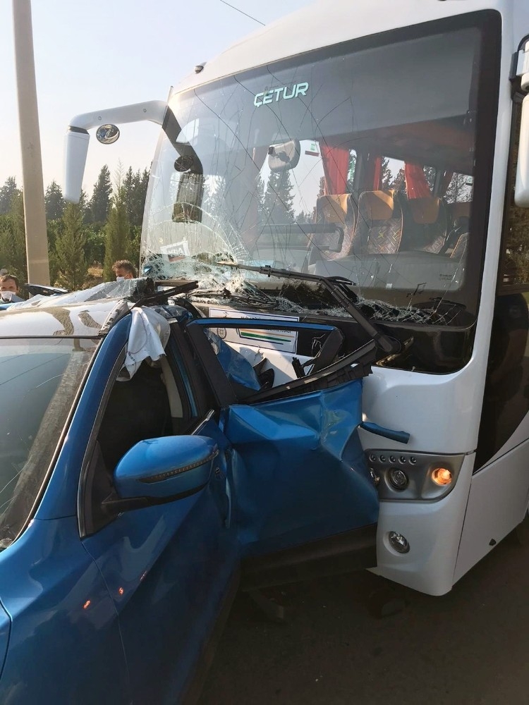 Araçta sıkışan kadını itfaiye kurtardı