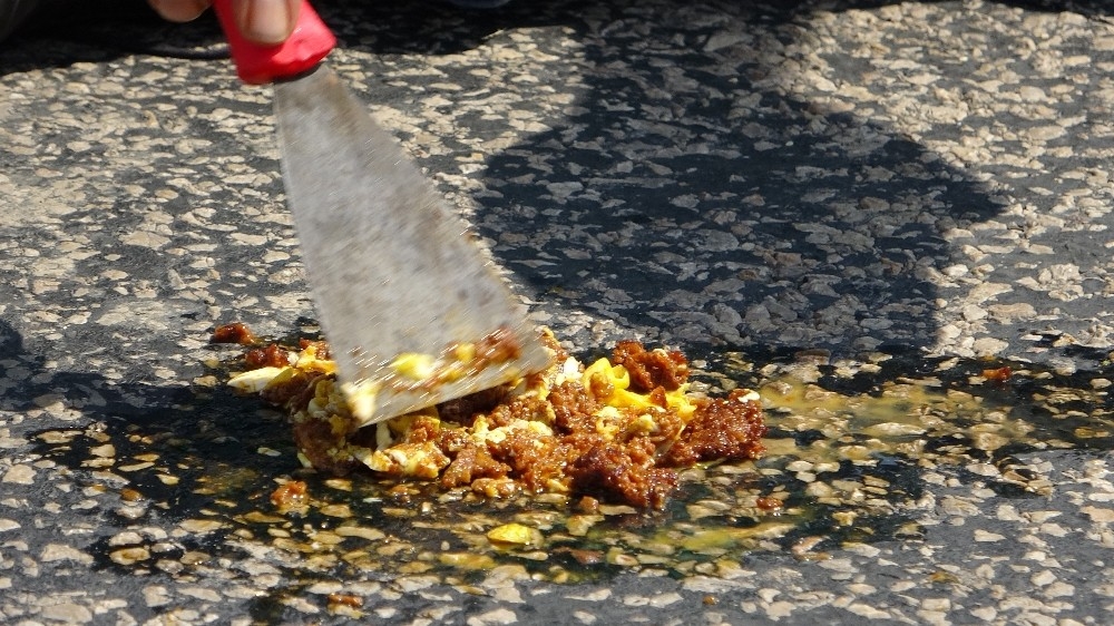 Asfaltta sucuklu yumurta pişirdi