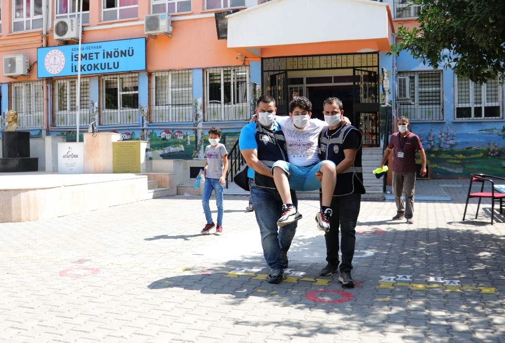 Ayağı kırık çocuğu sınav polisler kucaklayıp götürdü