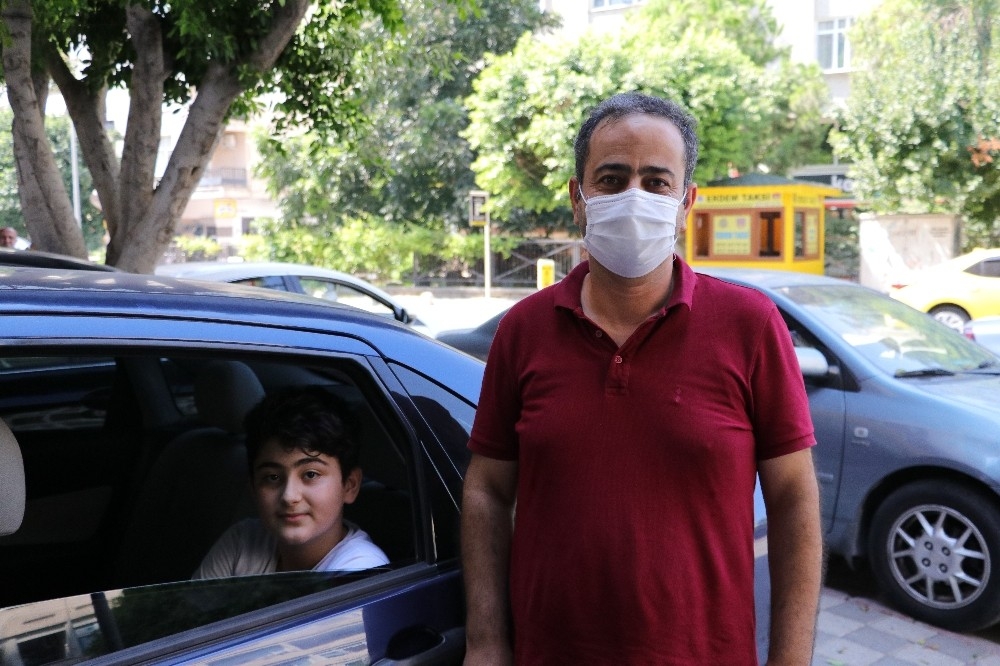 Ayağı kırık çocuğu sınav polisler kucaklayıp götürdü