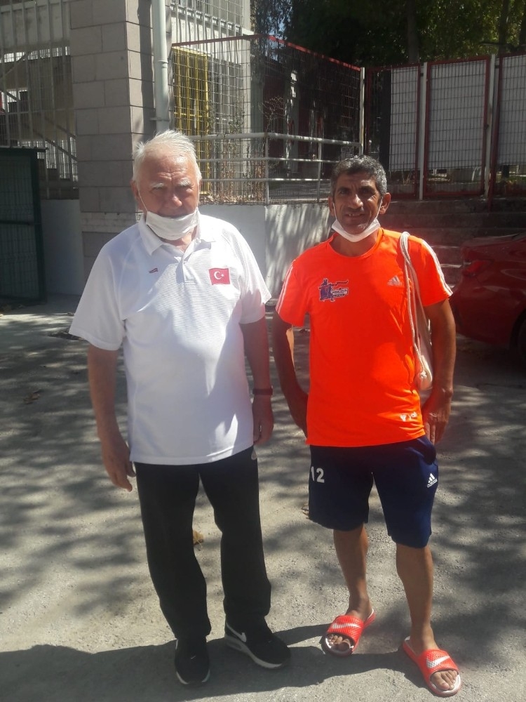 Aynı gün 2 farklı şehirde 2 madalya kazandı