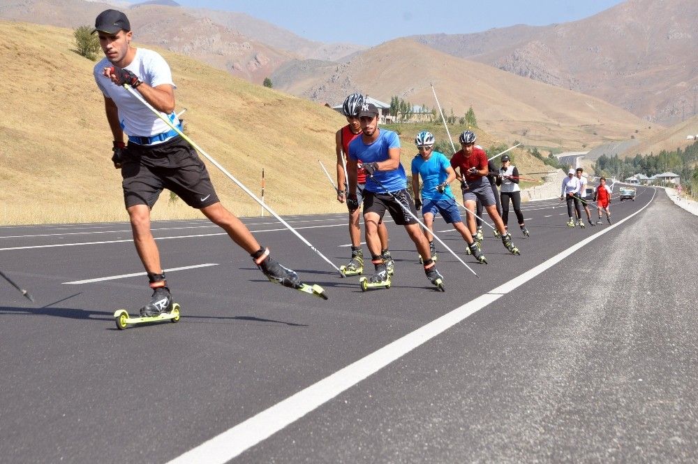 Baba ile kızı asfaltta sporcu yetiştiriyor