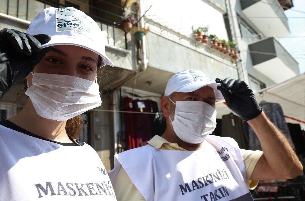 Baba ve kızı herkes virüse karşı sokak sokak maske dağıtıyor