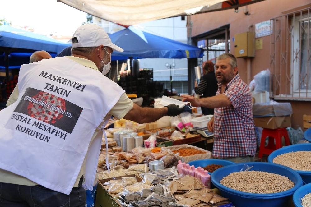 Baba ve kızı herkes virüse karşı sokak sokak maske dağıtıyor