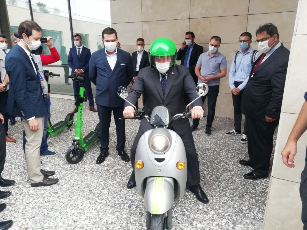 Bakan, yerli elektrikli scooteri test etti