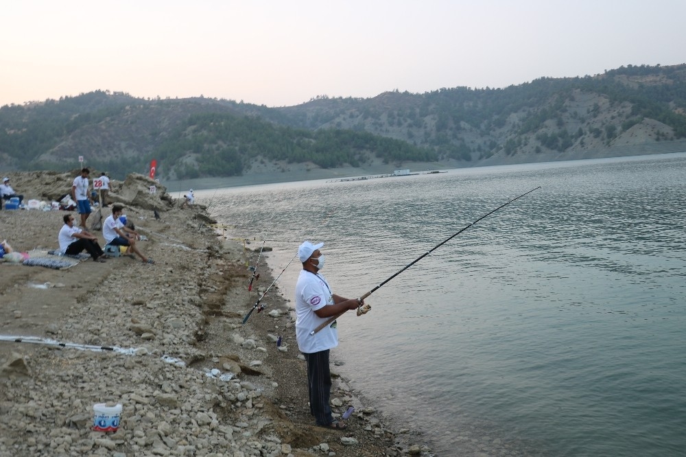 Balık tutmak için yarıştılar