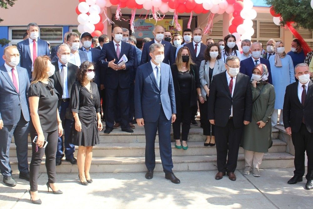"Bizim görevimiz okulları açmak"
