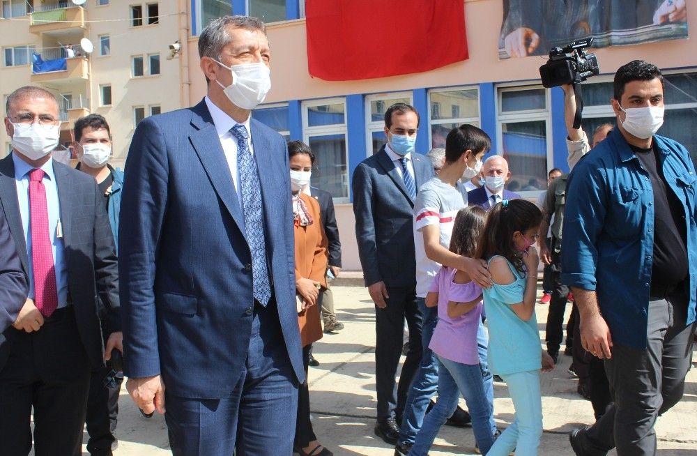 "Bizim görevimiz okulları açmak"