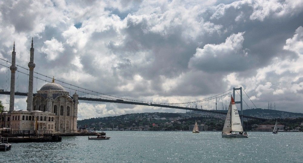 Boğaz bir günlüğüne yelkenlilerin
