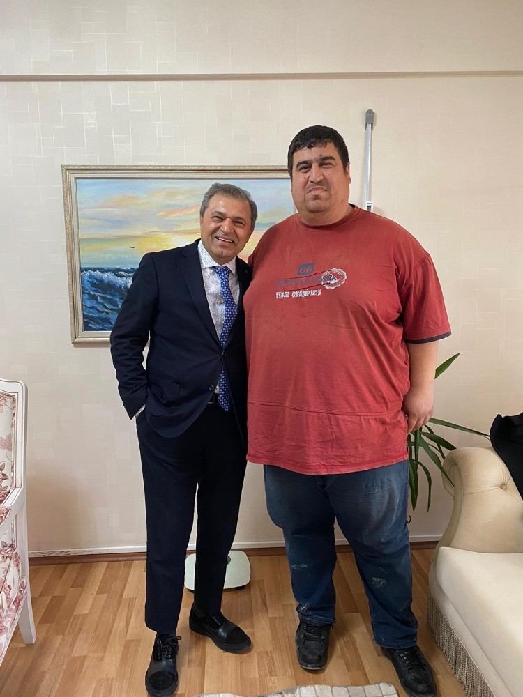 Bu adamın yarı gitti!