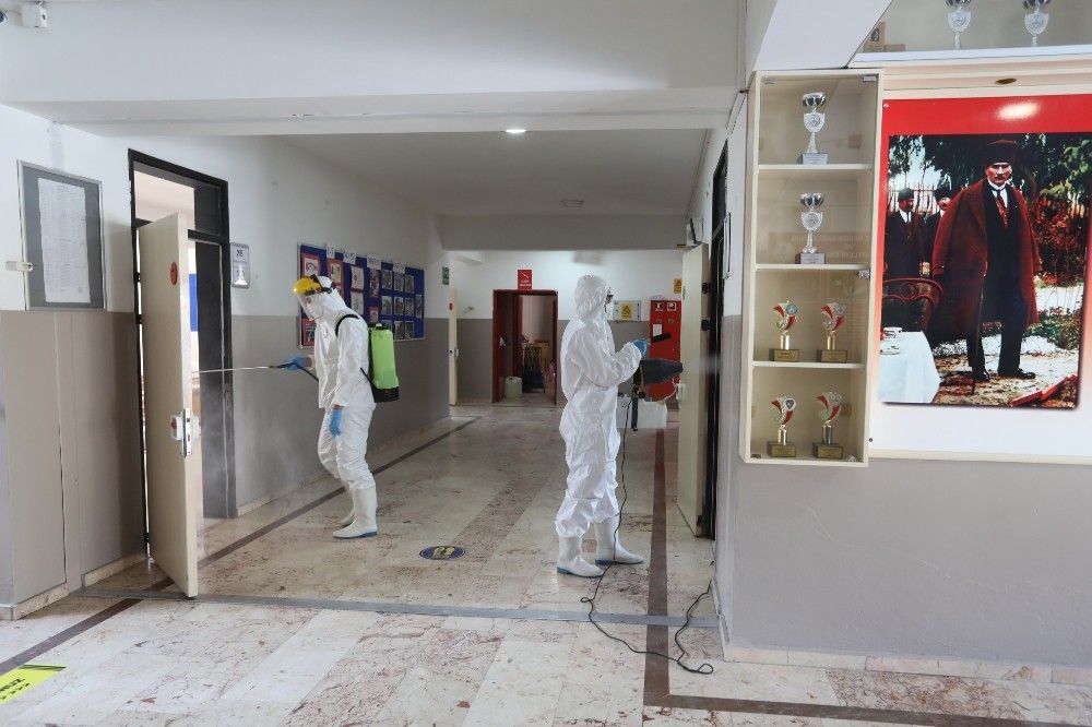 Buca Belediyesi'nden okullarda Covid-19 mesaisi