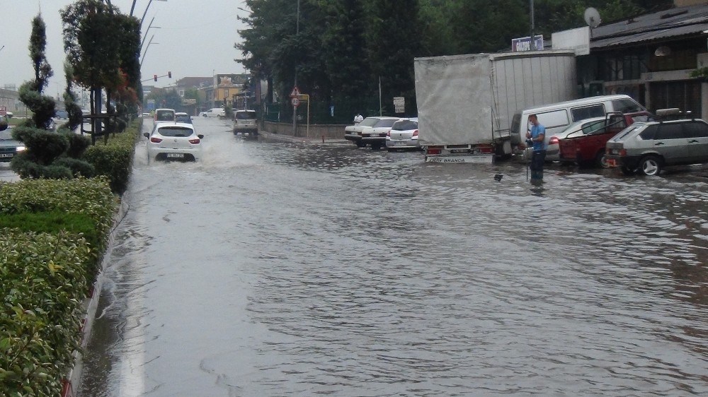 Bursa'da sağanak yağmur hayatı felç etti