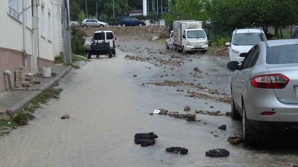 Bursa'da sağanak yağmur hayatı felç etti
