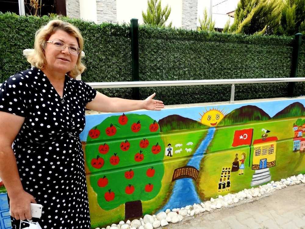 Çeşme'de sokaklar sanat galerisine dönüştü