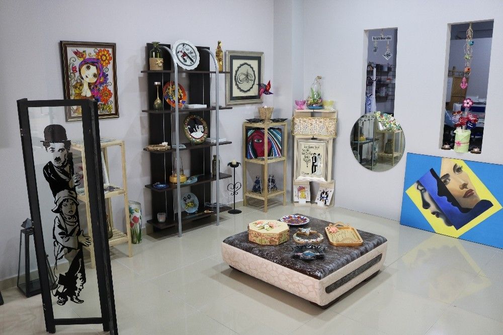 Çöpe atılan ürünleri sanat eserine dönüştürüyor