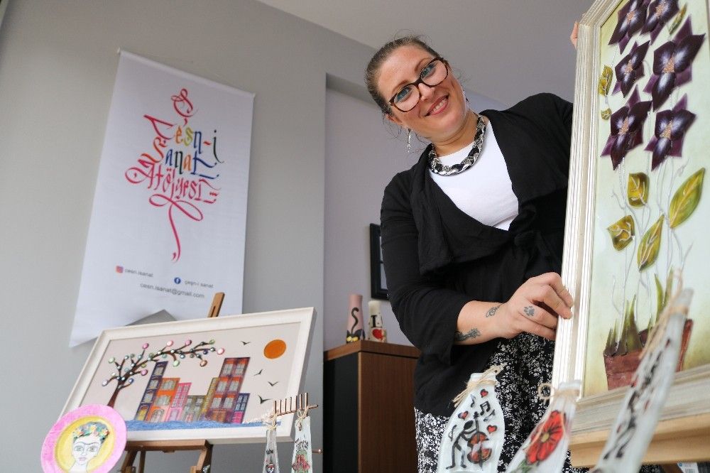 Çöpe atılan ürünleri sanat eserine dönüştürüyor