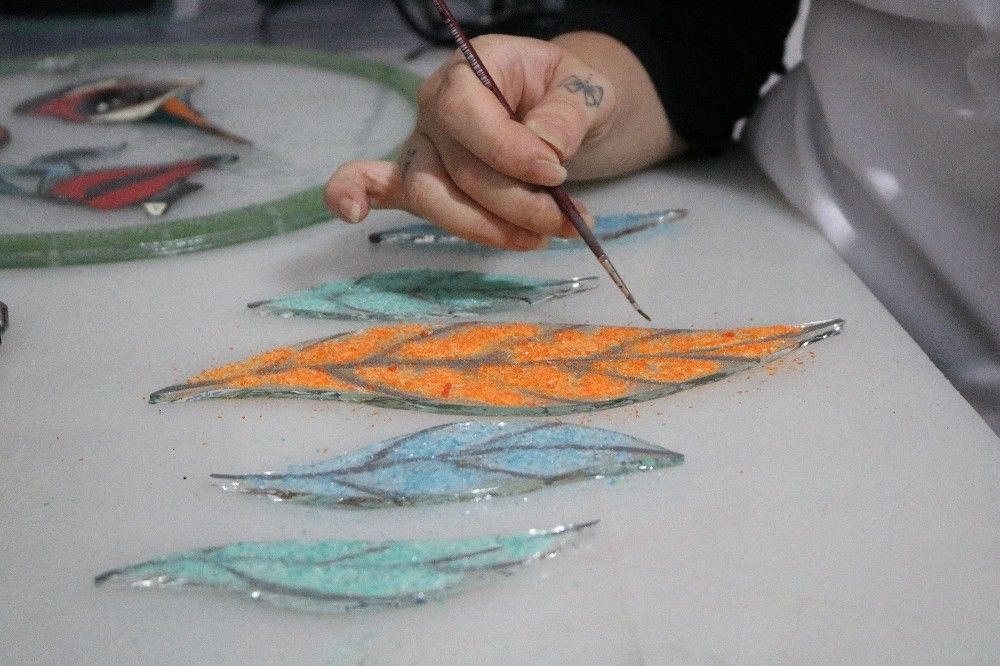 Çöpe atılan ürünleri sanat eserine dönüştürüyor
