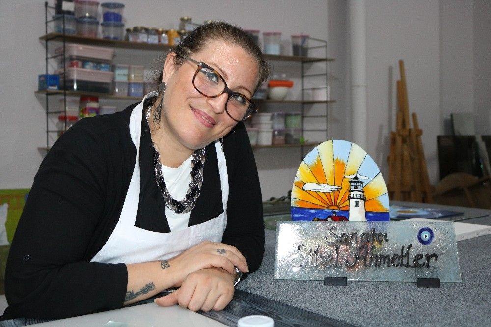 Çöpe atılan ürünleri sanat eserine dönüştürüyor