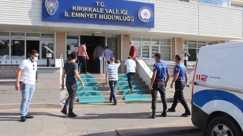 Covid-19 yasağını hiçe sayan 16 kişi kumar oynarken yakalandı