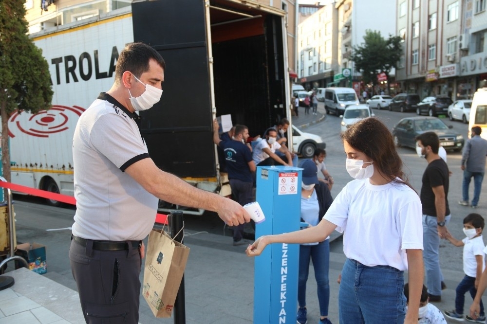 Dilovası'nda çocuklar "Yaramaz Notalar" ile neşelendi