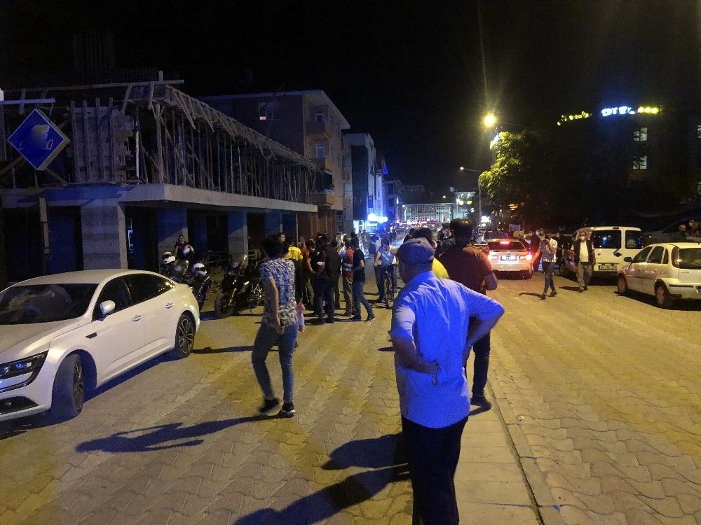 Elleri kelepçeli polis aracından atlayıp kaçtı