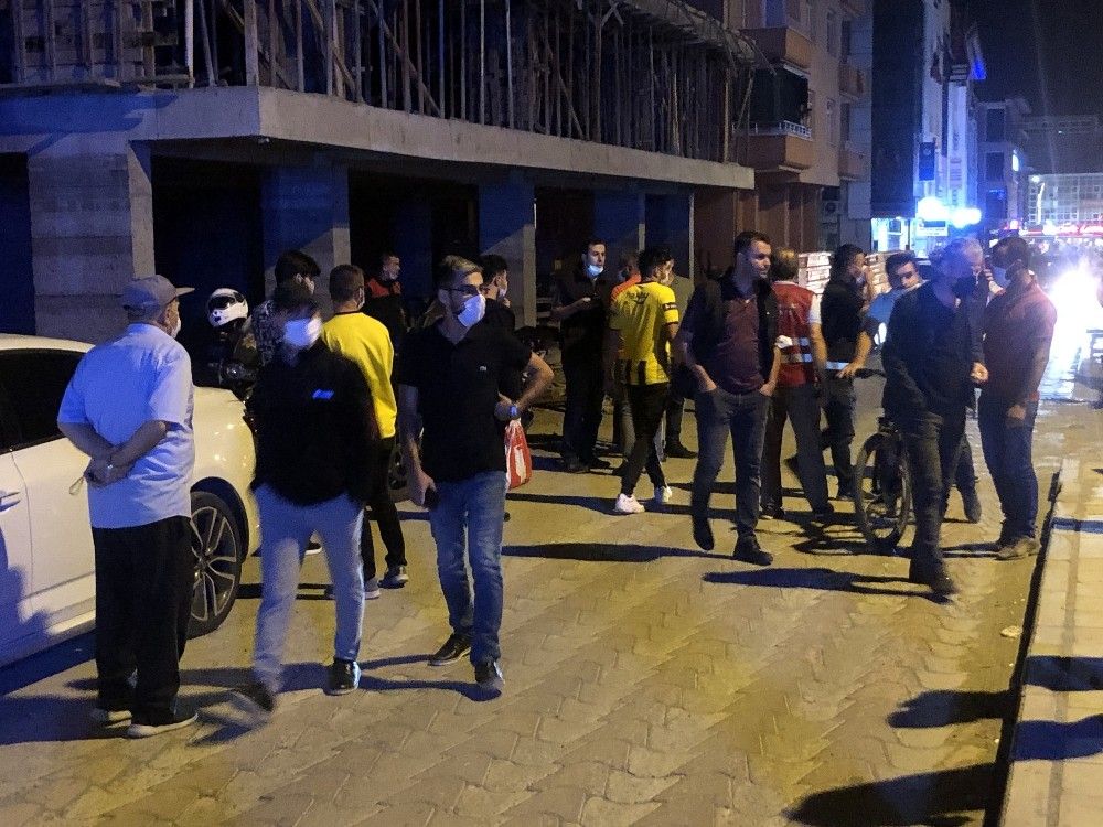 Elleri kelepçeli polis aracından atlayıp kaçtı