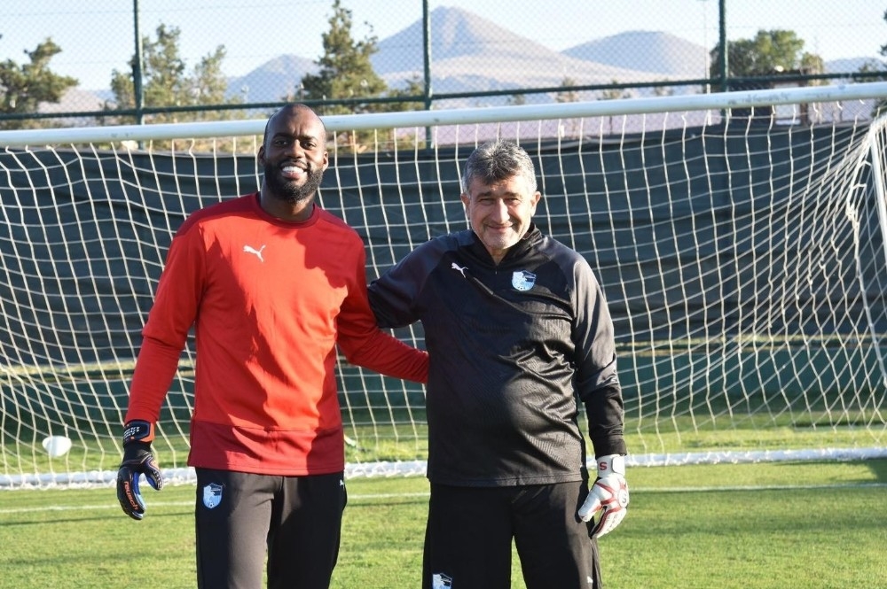 Erzurumspor'un yeni file bekçisi ilk antrenmanında